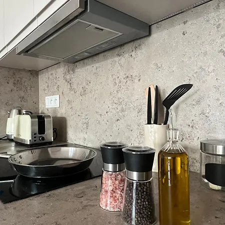 דירה Chic & Cozy Near Nivy Station ברטיסלאבה