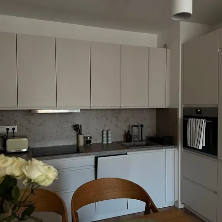 דירה Chic & Cozy Near Nivy Station *