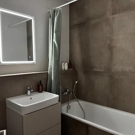 דירה Chic & Cozy Near Nivy Station